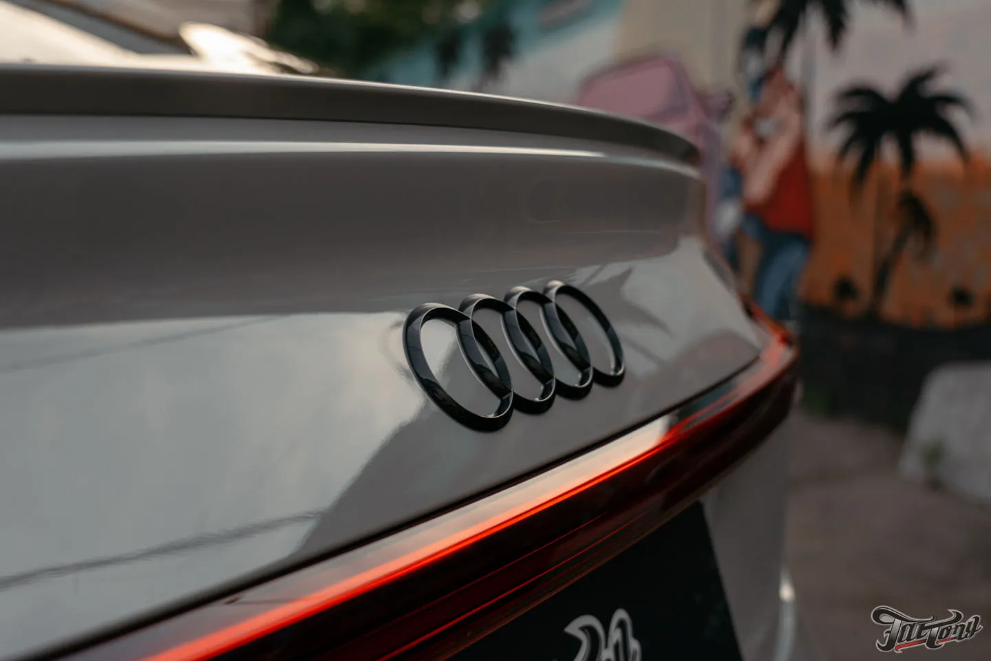 Оклеили Audi e-tron S глянцевым полиуретаном и сделали фирменный Шиномонтаж на вибростенде